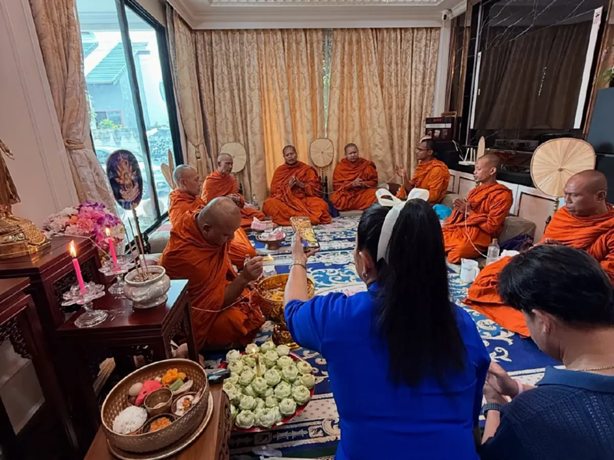 ฮาย อาภาพร ทำบุญใหญ่วันเกิด แห่สะดุดตาเลขขันน้ำมนต์