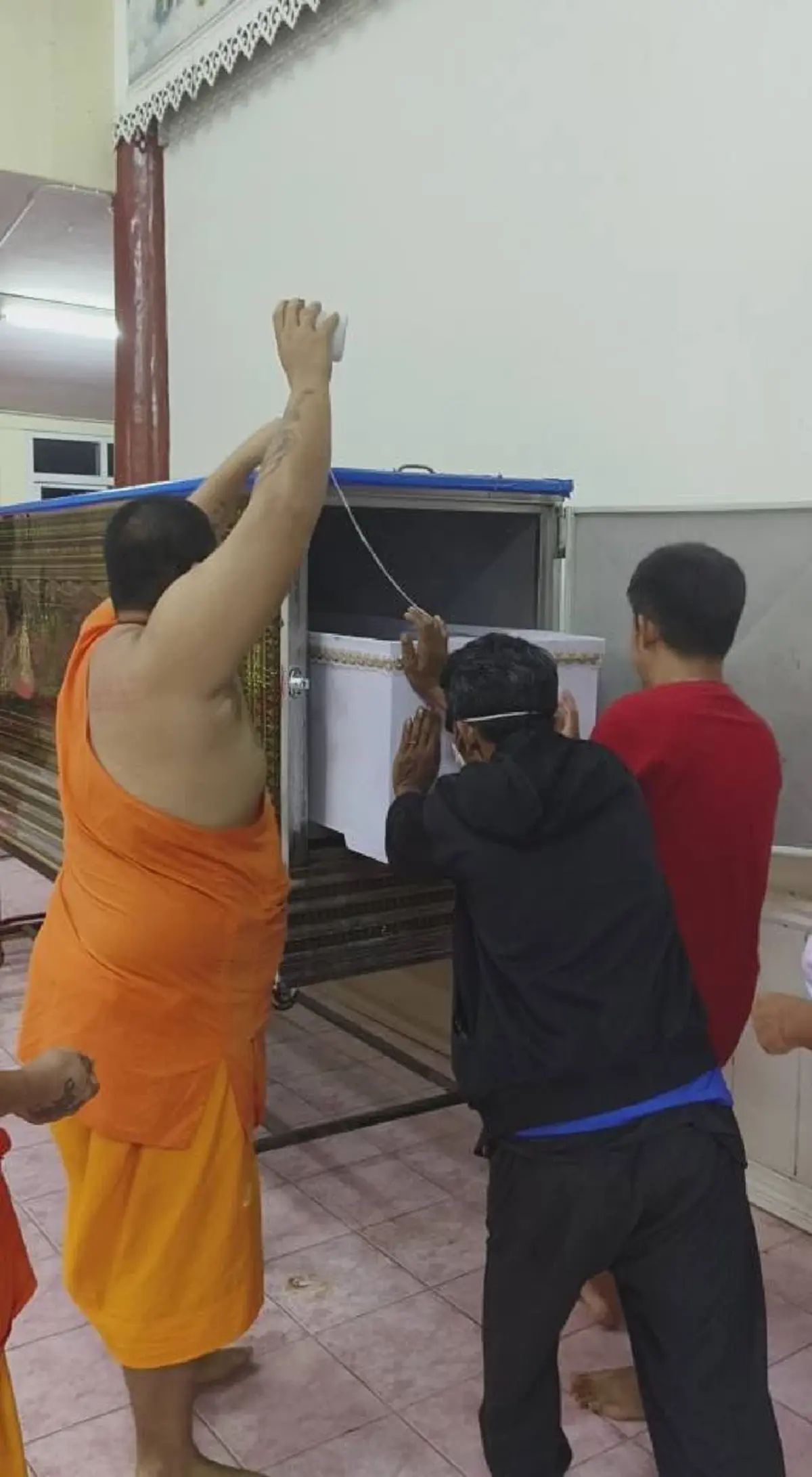 พระดียังมี! ที่พึ่งของผู้ทุกข์ยาก วัดสวรรคาราม จัดงานศพให้ผู้ยากไร้ฟรี