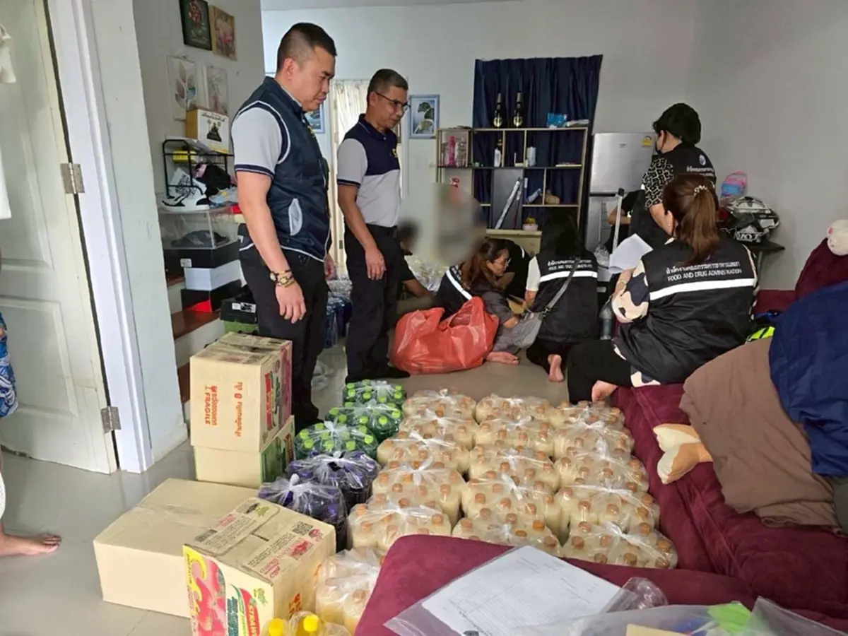 ทลายแหล่งผลิต ไซรัปผสมกระท่อม ไม่สนอนามัย กรอกมือทุกขวด 