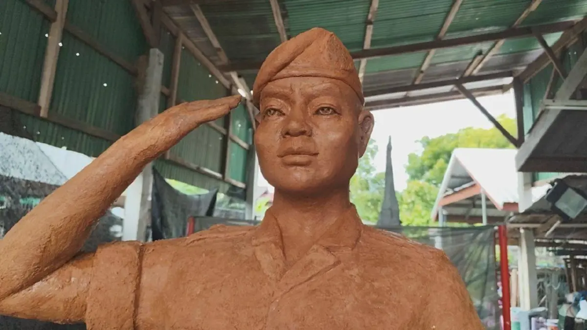 ช่างเทียนโคราชโชว์ฝีมือ แกะเทียน แม่ทัพภาค 2 ร่วมขบวนแห่พรรษา