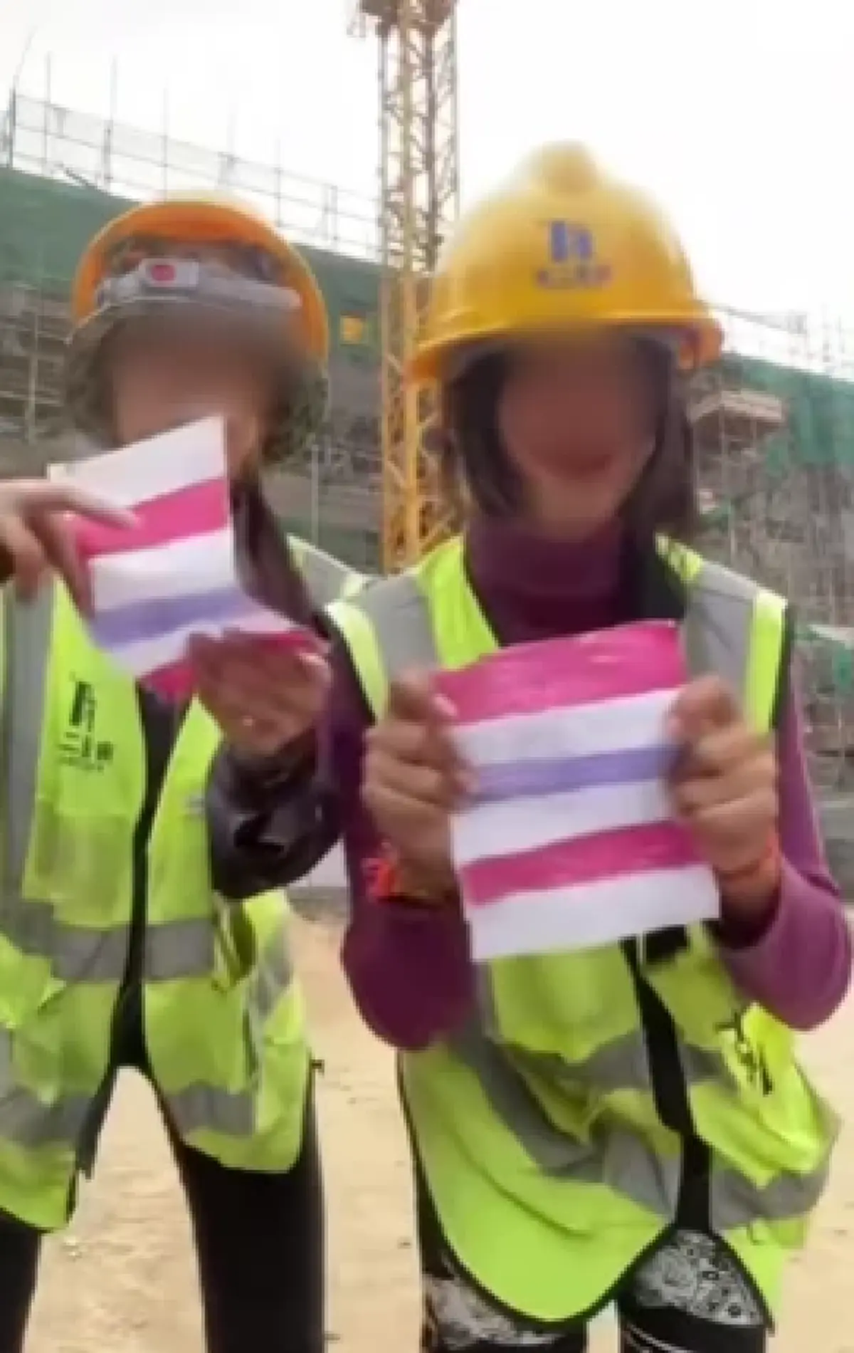 รู้แล้วอยู่ไหน 2 สาวเขมร ถือธงชาติไทยเหยียบ ทำคลิปยั่วยุ