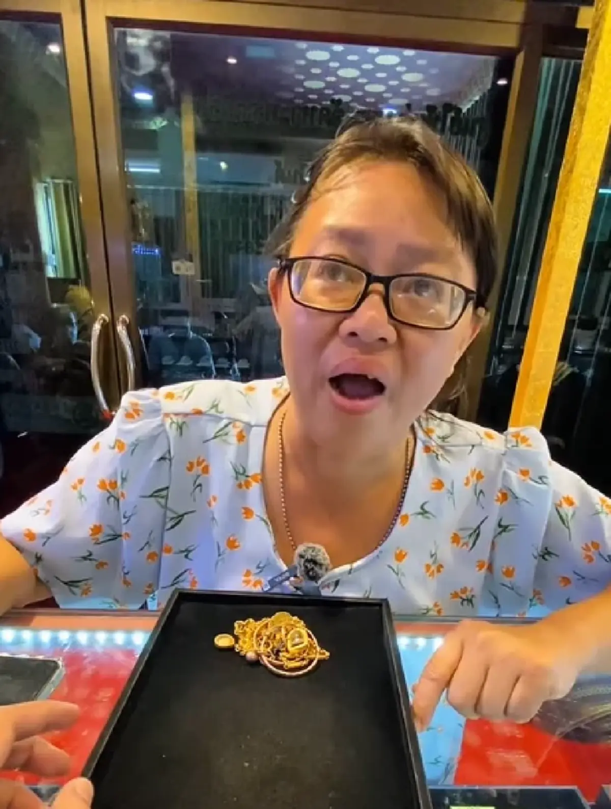 หญิงพิการ นำทองสมบัติชิ้นสุดท้ายมาขาย รู้เหตุผลถึงกับสงสาร