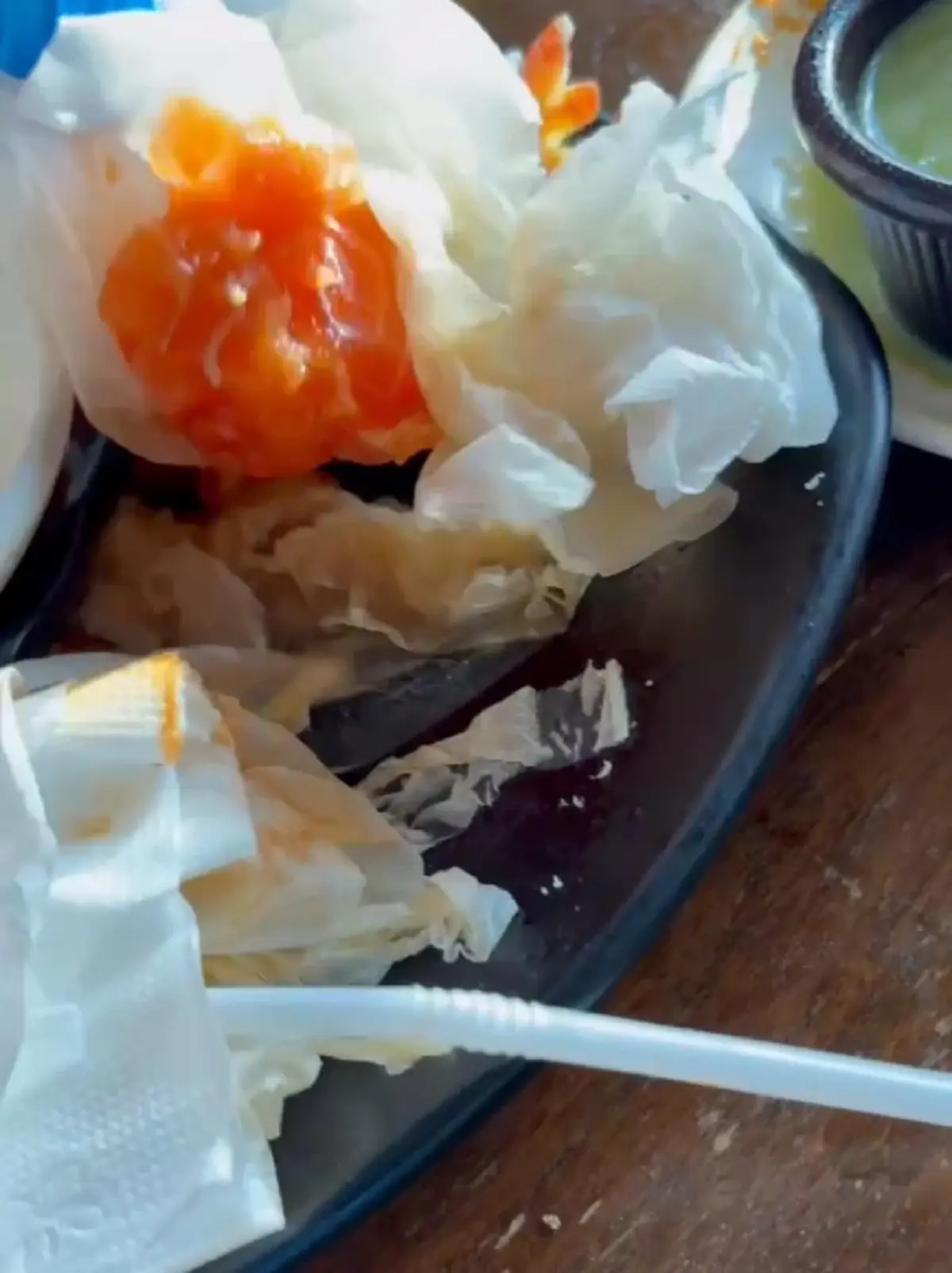 บุฟเฟต์ดัง เจอลูกค้าแสบกินเหลือ อึ้งซุกในหม้อ ทิชชู่ห่อ เกือบโลฯ