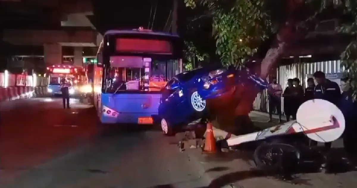 ชนสนั่น รถพ่วงพุ่งเสยท้ายรถเมล์-รถเก๋ง ถนนสุขสวัสดิ์ เจ็บเพียบ