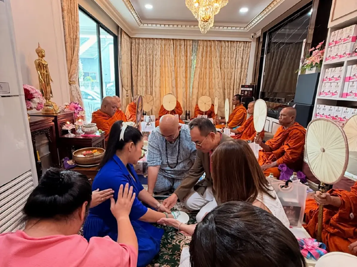 ฮาย อาภาพร ทำบุญใหญ่วันเกิด แห่สะดุดตาเลขขันน้ำมนต์