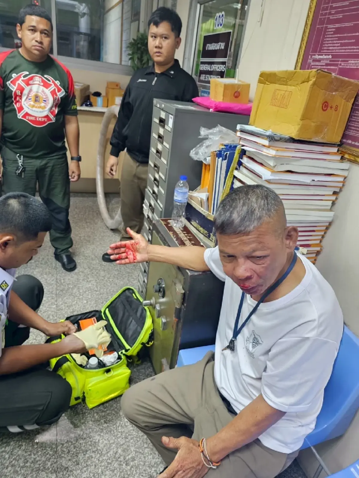 หนุ่มเมาหัวร้อน ญาติไม่มาประกันตัว สาวหมัดใส่ ตร.บางเขน หน้ายับ