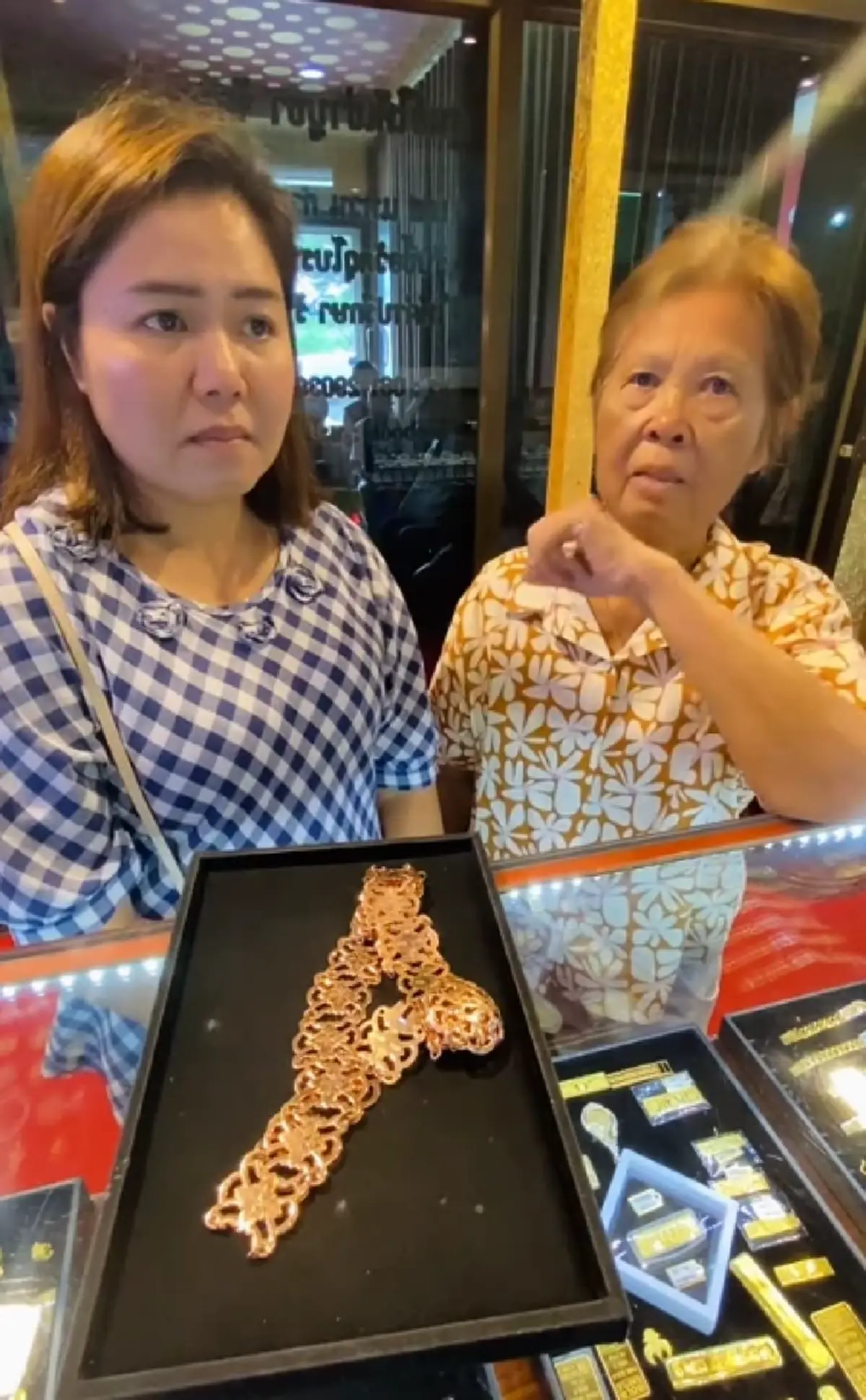 2 พี่น้องน้ำตาซึม ตัดใจขายเข็มขัดนาคแม่ รู้ราคากอดคอร้องไห้
