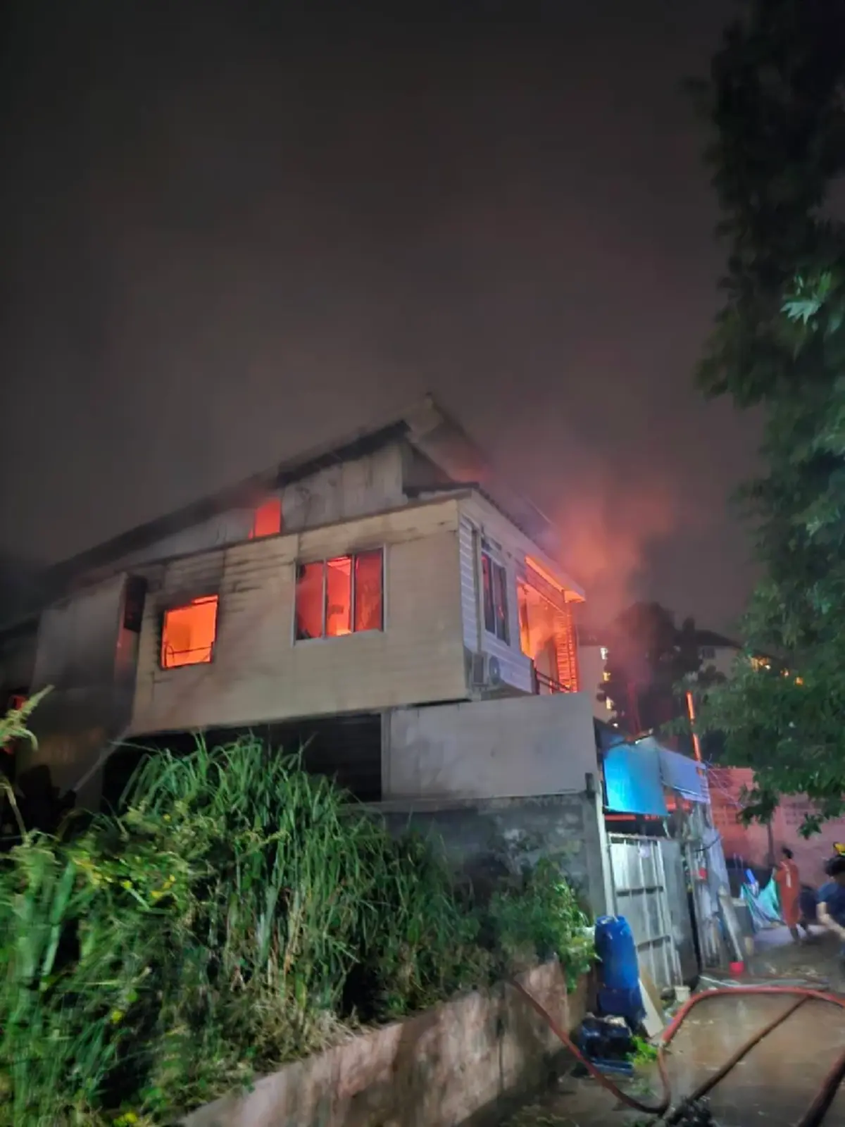 เศร้าไฟไหม้บ้าน คลอกร่าง พ่อแม่ลูกดับ 4 ศพ เผยสาเหตุยิ่งสลดใจ