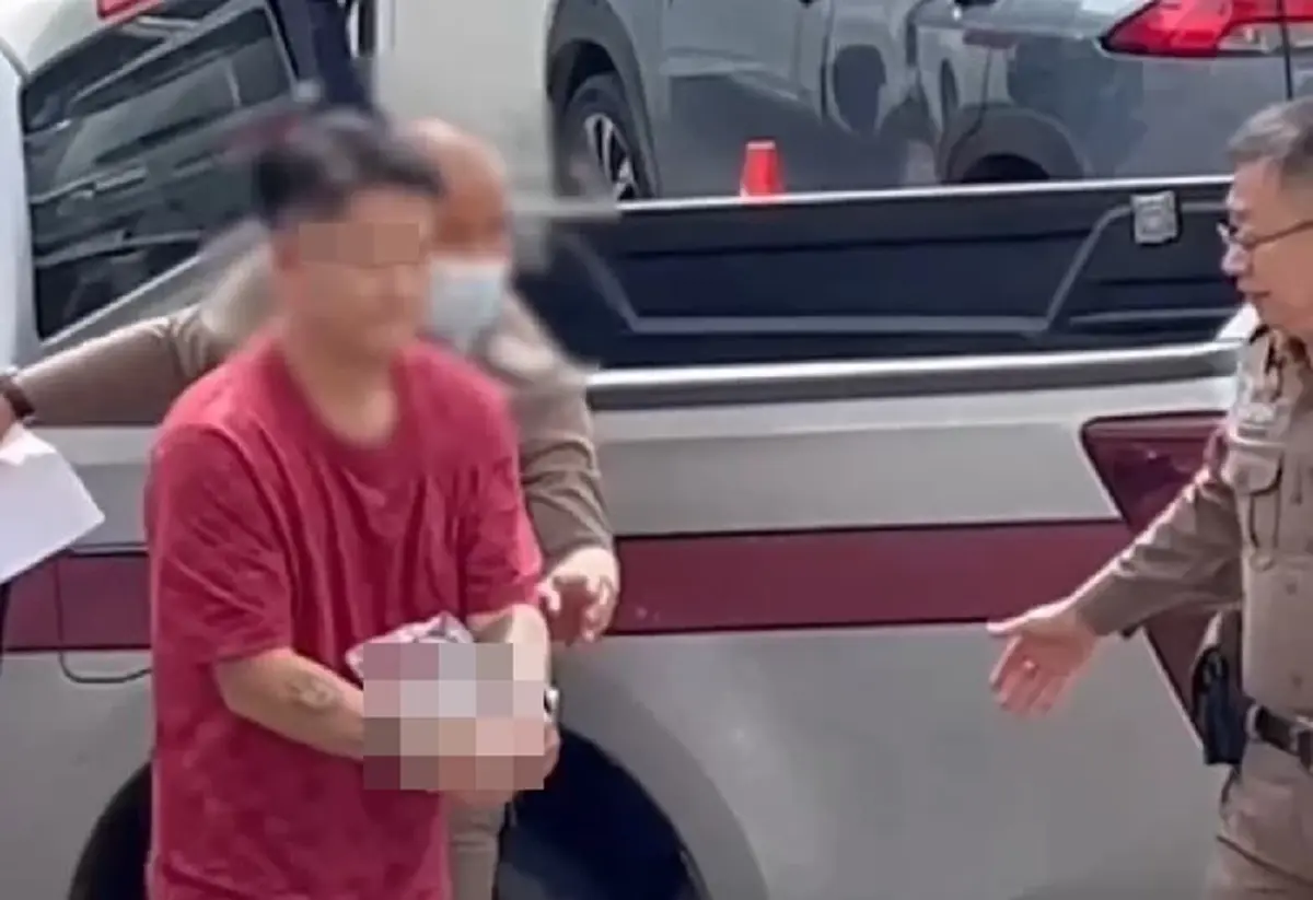 หนุ่มเมาหัวร้อน ญาติไม่มาประกันตัว สาวหมัดใส่ ตร.บางเขน หน้ายับ