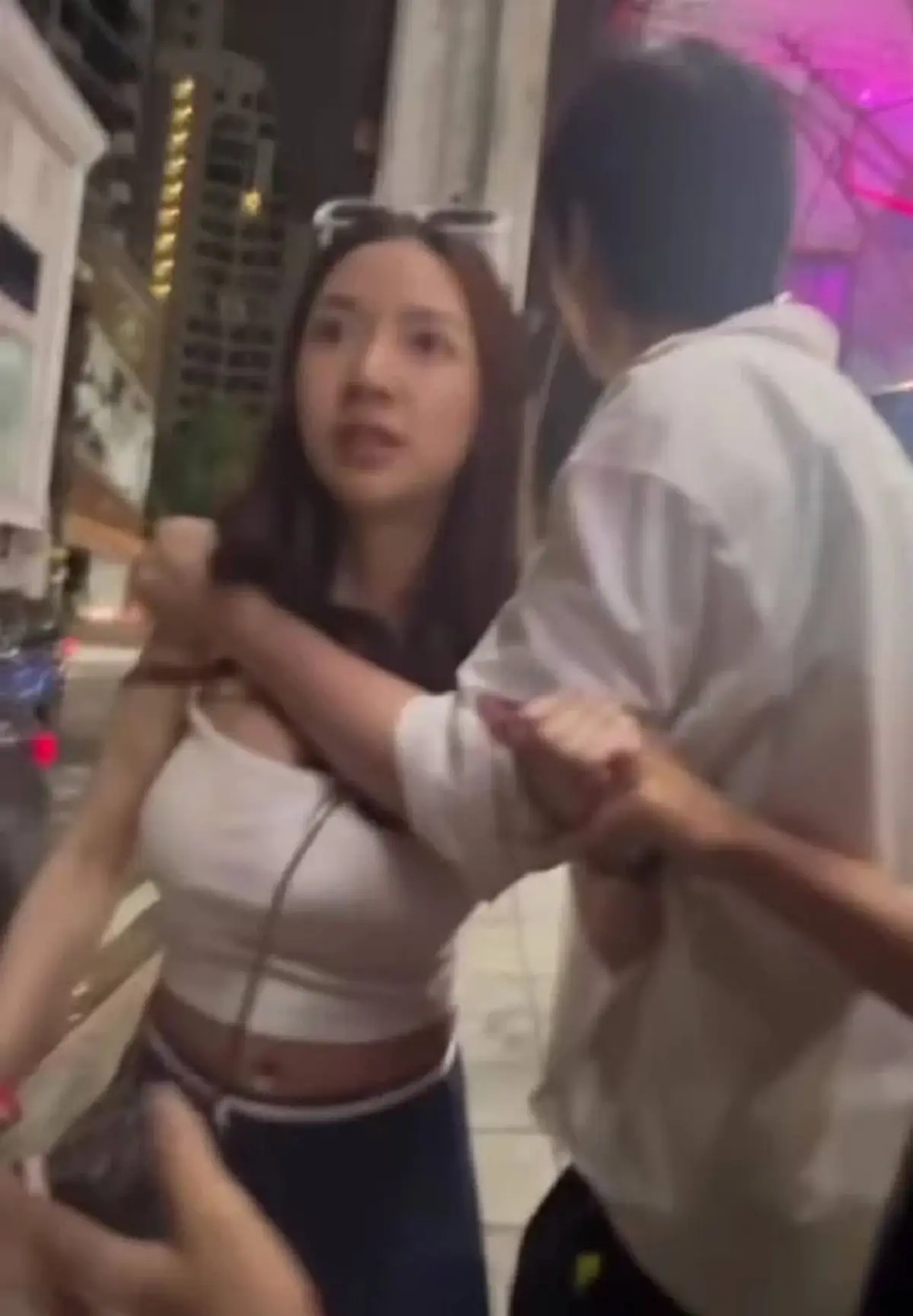 ภรรยาพระเอกดัง มีเรื่องกับสาวสอง ปะทะคารม - หลุดวลีเด็ดกลางคลิป