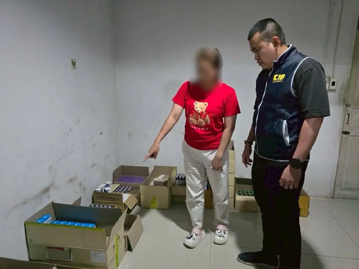 บุกจับ 6 เภสัชเก๊ จบมัธยม กระจายยาแก้ไอให้วัยรุ่นสาย 4x100