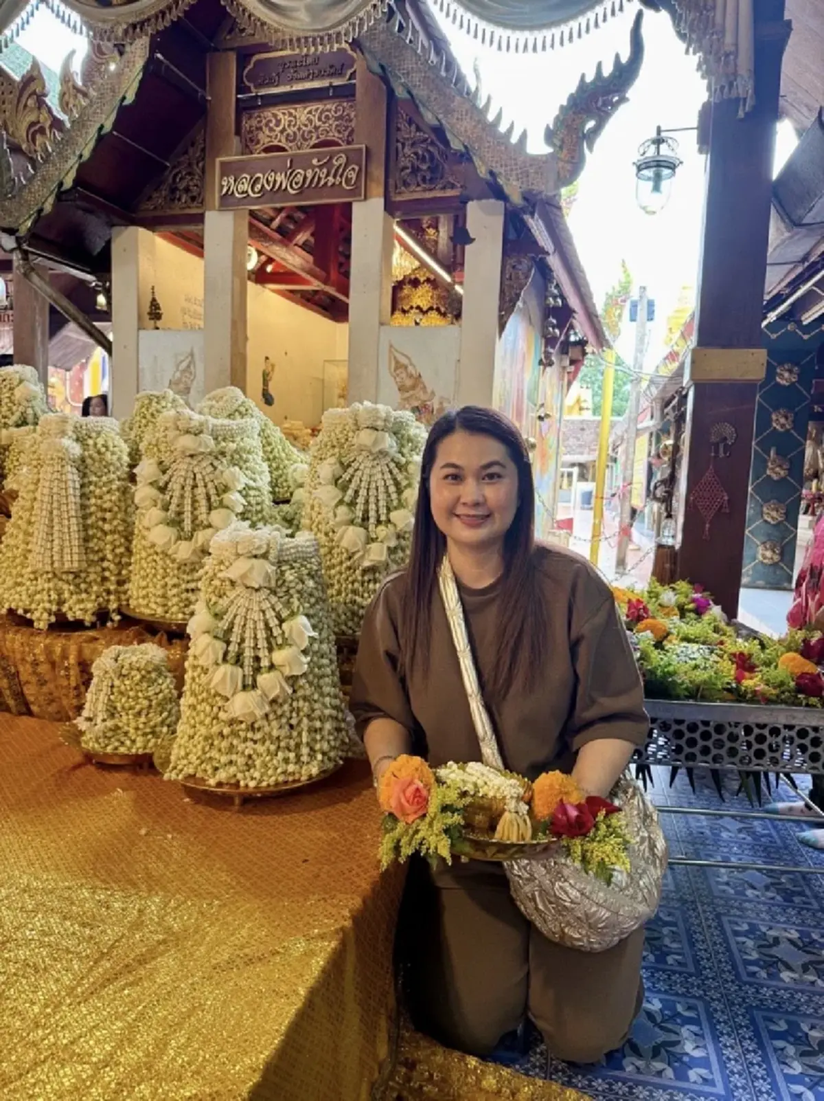 จูน เพ็ญชุลี ทำบุญวัดพระธาตุดอยคำ เล่าเรื่องขนลุก โชว์ใบเซียมซี