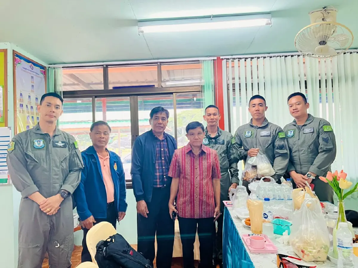 ฮ.ทหารลงจอดฉุกเฉินกลาง รร.ร้อยเอ็ด ผู้เฒ่าผู้แก่แห่รับขวัญ