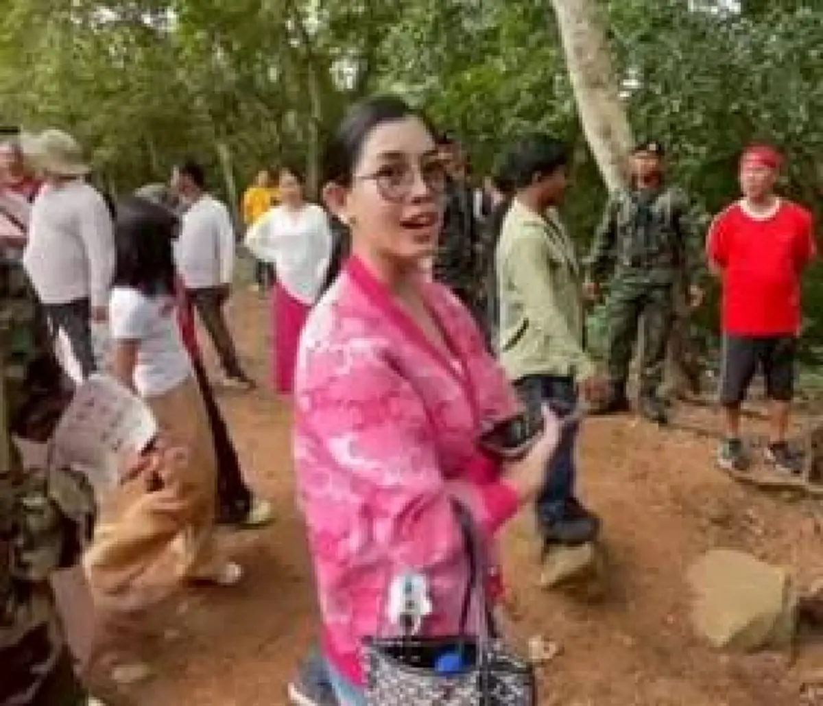 เพจดัง เปิดพิกัด \"สาวเขมรเสื้อชมพู\" พร้อมอาชีพที่แท้จริง
