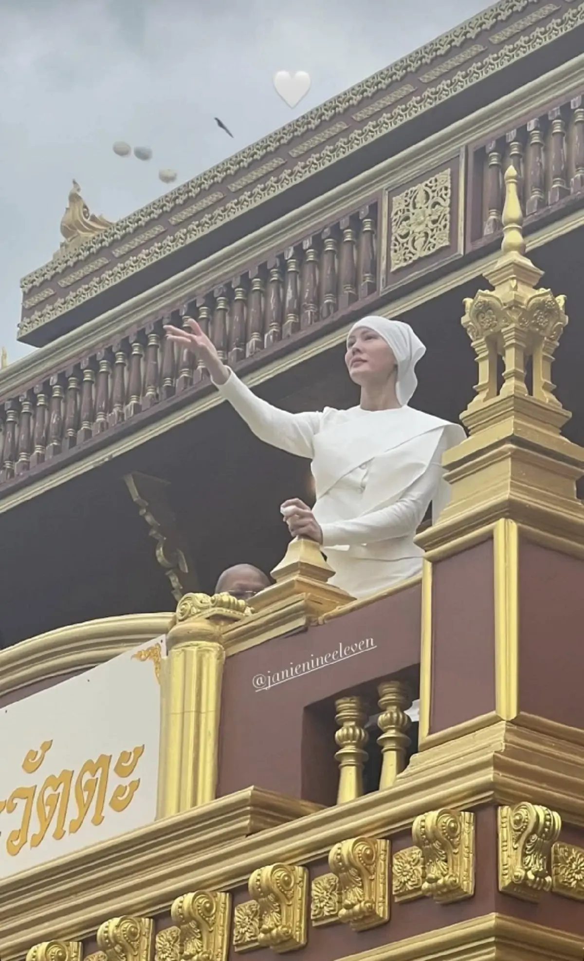 เปิดภาพ \"เจนี่ เทียนโพธิ์สุวรรณ\" ปลงผม นุ่งขาวห่มขาว บวชสามเณรี
