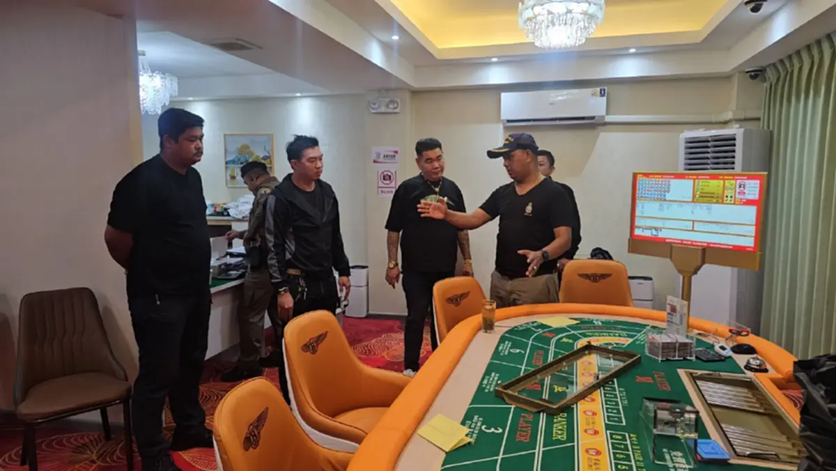 บุกทลายบ่อนบาคาร่า ยึดของกลางโต๊ะบาคาร่า-ชิบ-เงินสดอื้อ