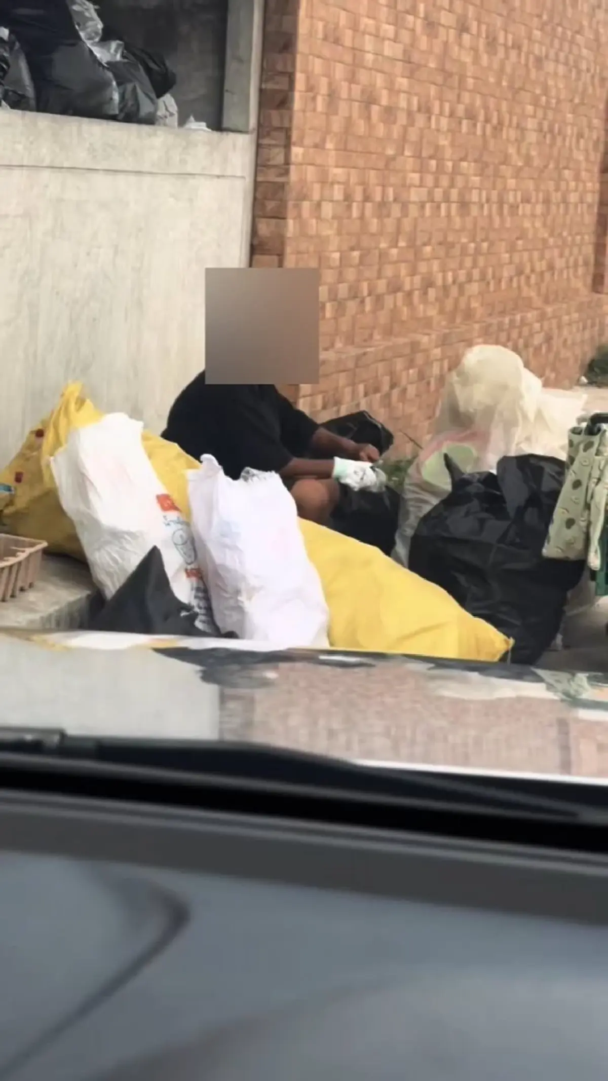 สาวสงสารหญิงชรา จึงขนขวดมาให้ เจอยายพูดประโยคเดียว น้ำตาจะไหล