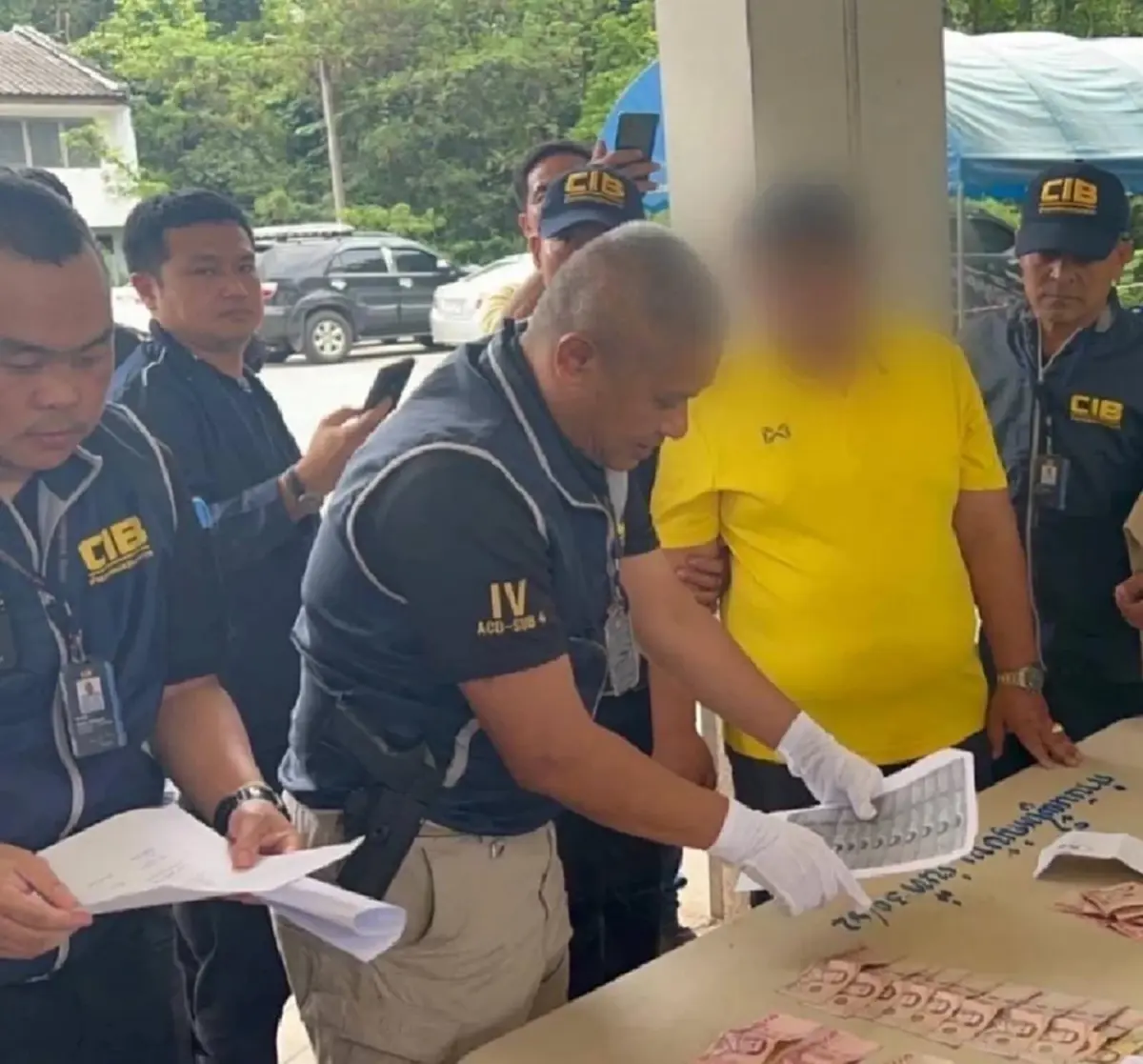 ทลายเครือข่ายกินหัวคิว "บัตรชมพู" รวบปลัดอำเภอนอกแถว