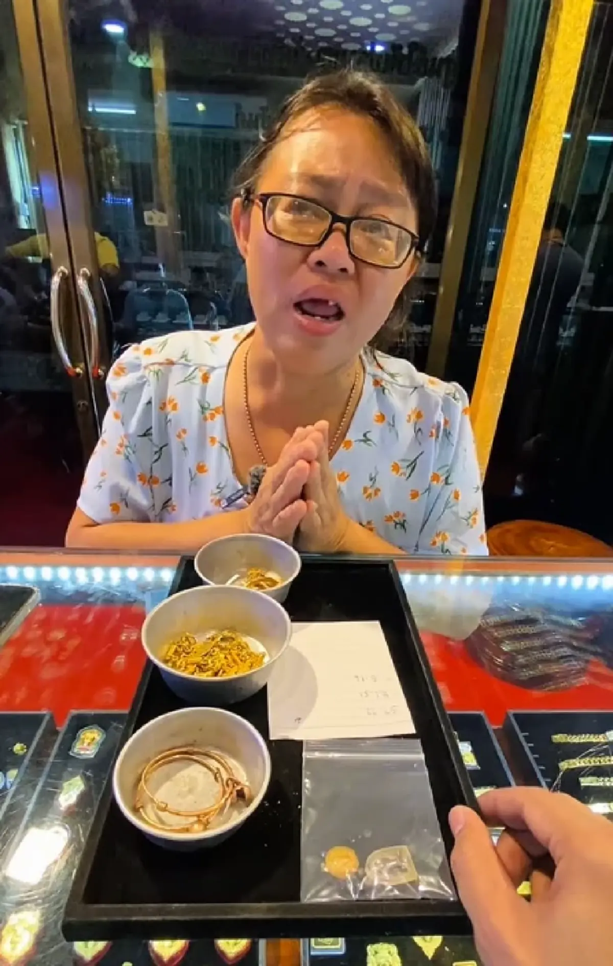 หญิงพิการ นำทองสมบัติชิ้นสุดท้ายมาขาย รู้เหตุผลถึงกับสงสาร