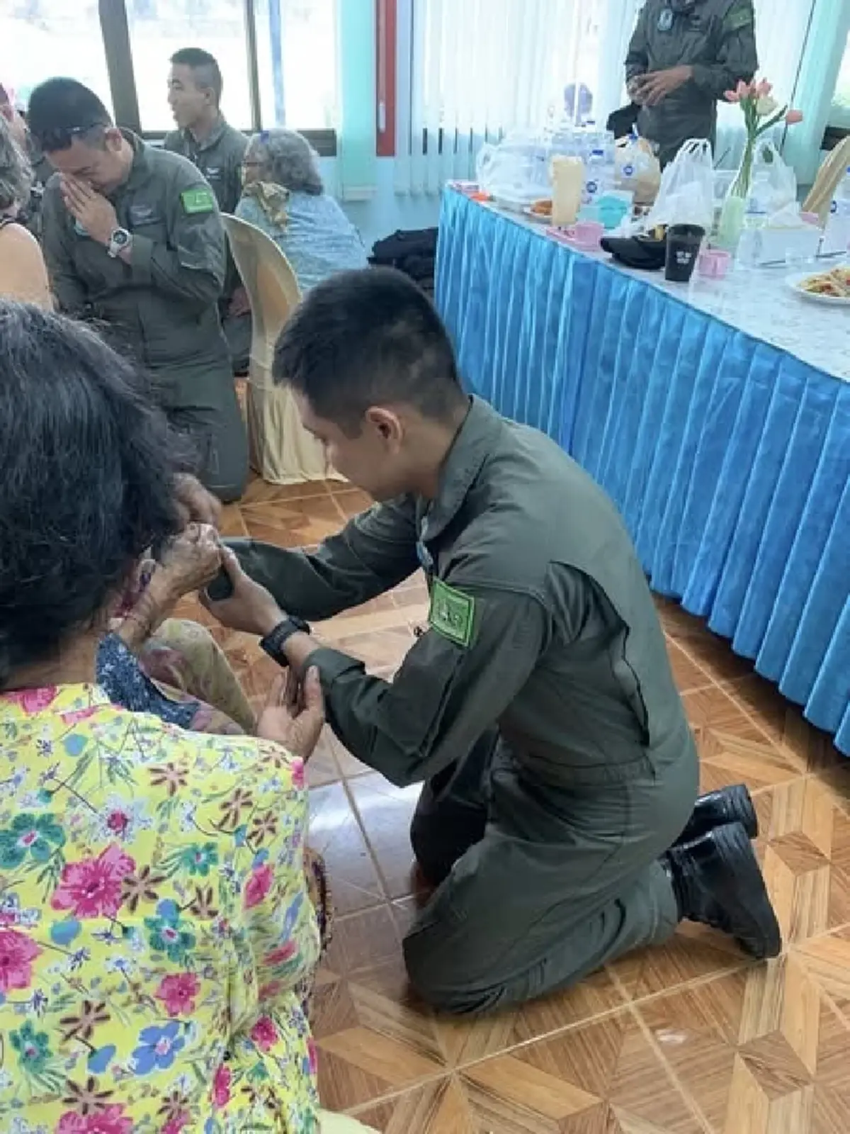 ฮ.ทหารลงจอดฉุกเฉินกลาง รร.ร้อยเอ็ด ผู้เฒ่าผู้แก่แห่รับขวัญ