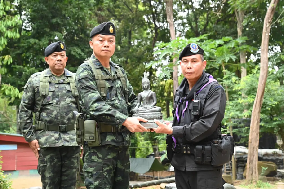 "แม่ทัพภาคที่ 2"นำสิ่งของพระราชทาน มอบให้ทหารชายแดน จ.ศรีสะเกษ