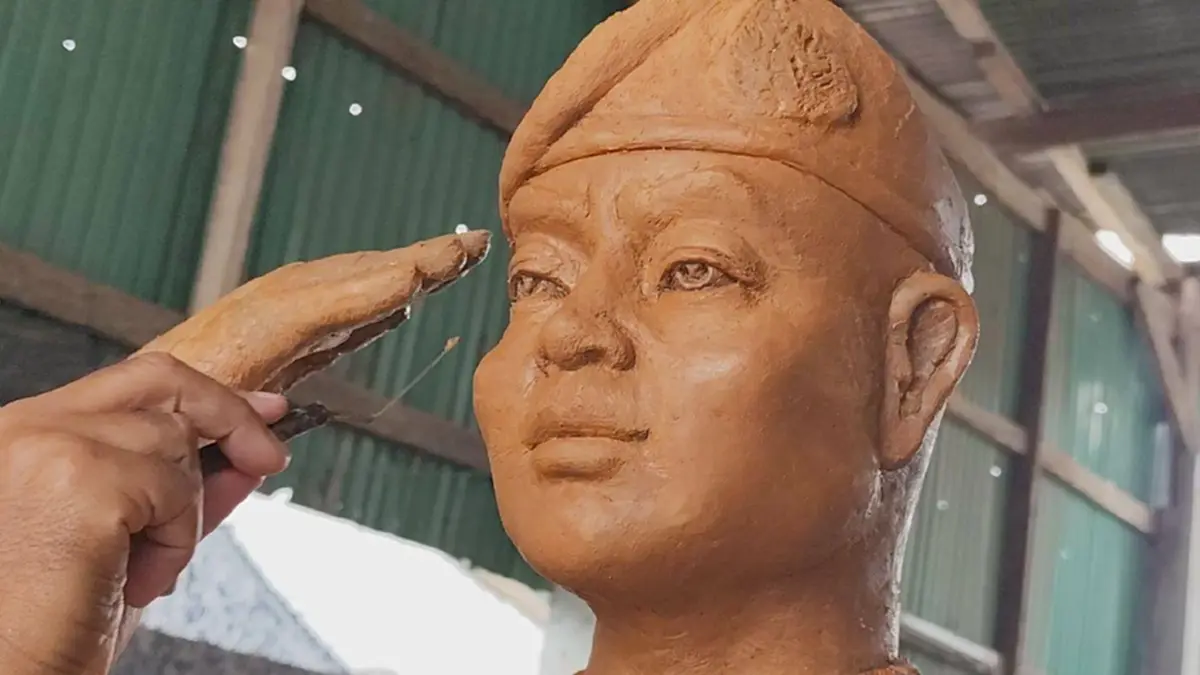 ช่างเทียนโคราชโชว์ฝีมือ แกะเทียน แม่ทัพภาค 2 ร่วมขบวนแห่พรรษา