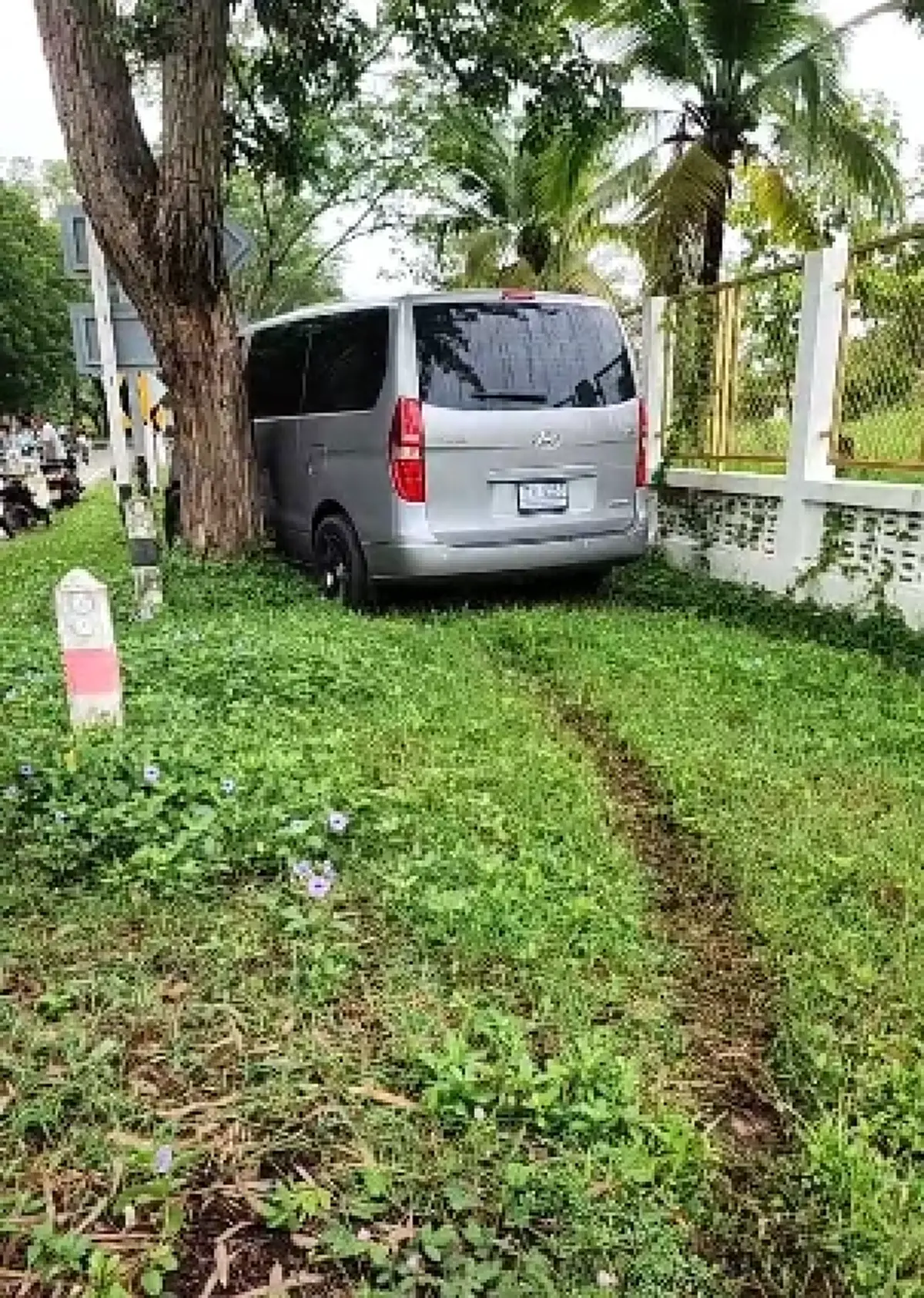 สะเทือนใจ ลูกชาย ขับรถชนแม่ดับคาที่ ขณะยืนรอใส่บาตรพระ