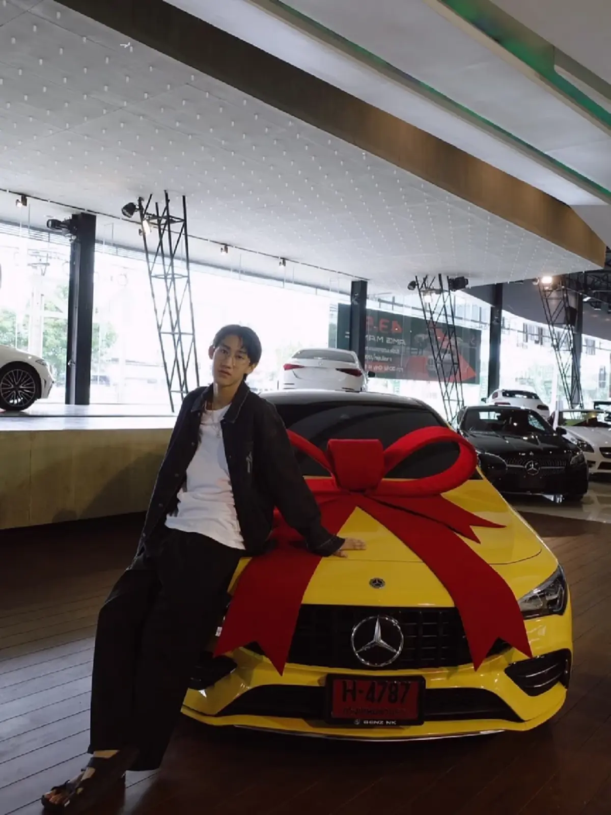 เบสท์ คำสิงห์ ถอยรถหรูของขวัญน้องชาย เผยในวัย 25 มีอะไรแล้วบ้าง