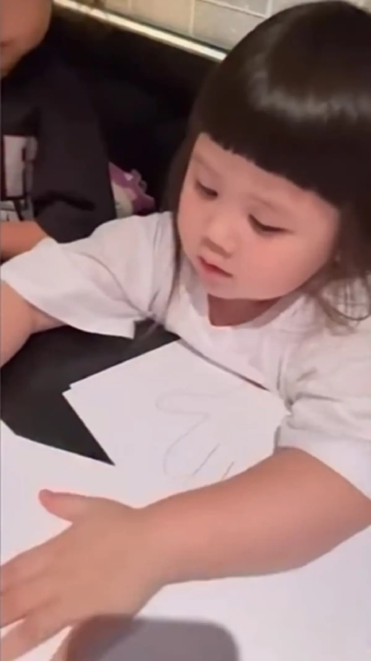 เอาแล้ว น้องเกล จับปากกาวงเลข 2 ตัว รีบส่องโค้งสุดท้าย