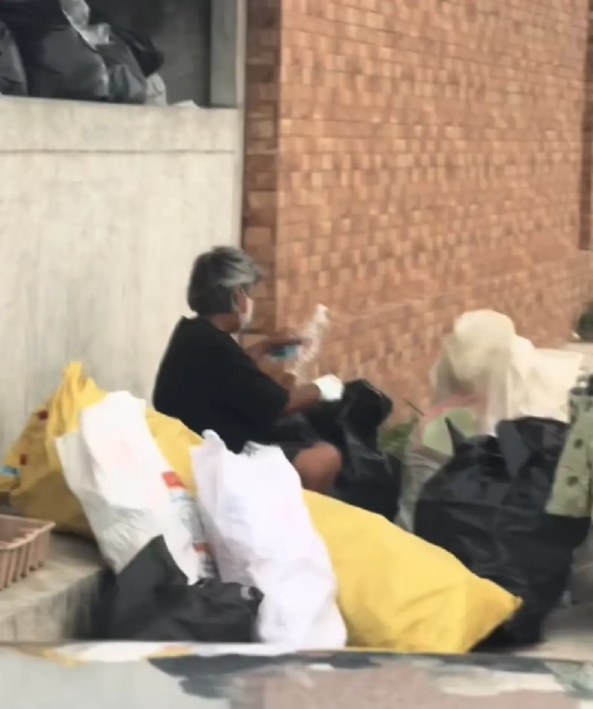 สาวใจดีให้ขวดคนแก่ สุดท้ายรู้ทีหลัง อย่าตัดสินคนจากภาพลักษณ์