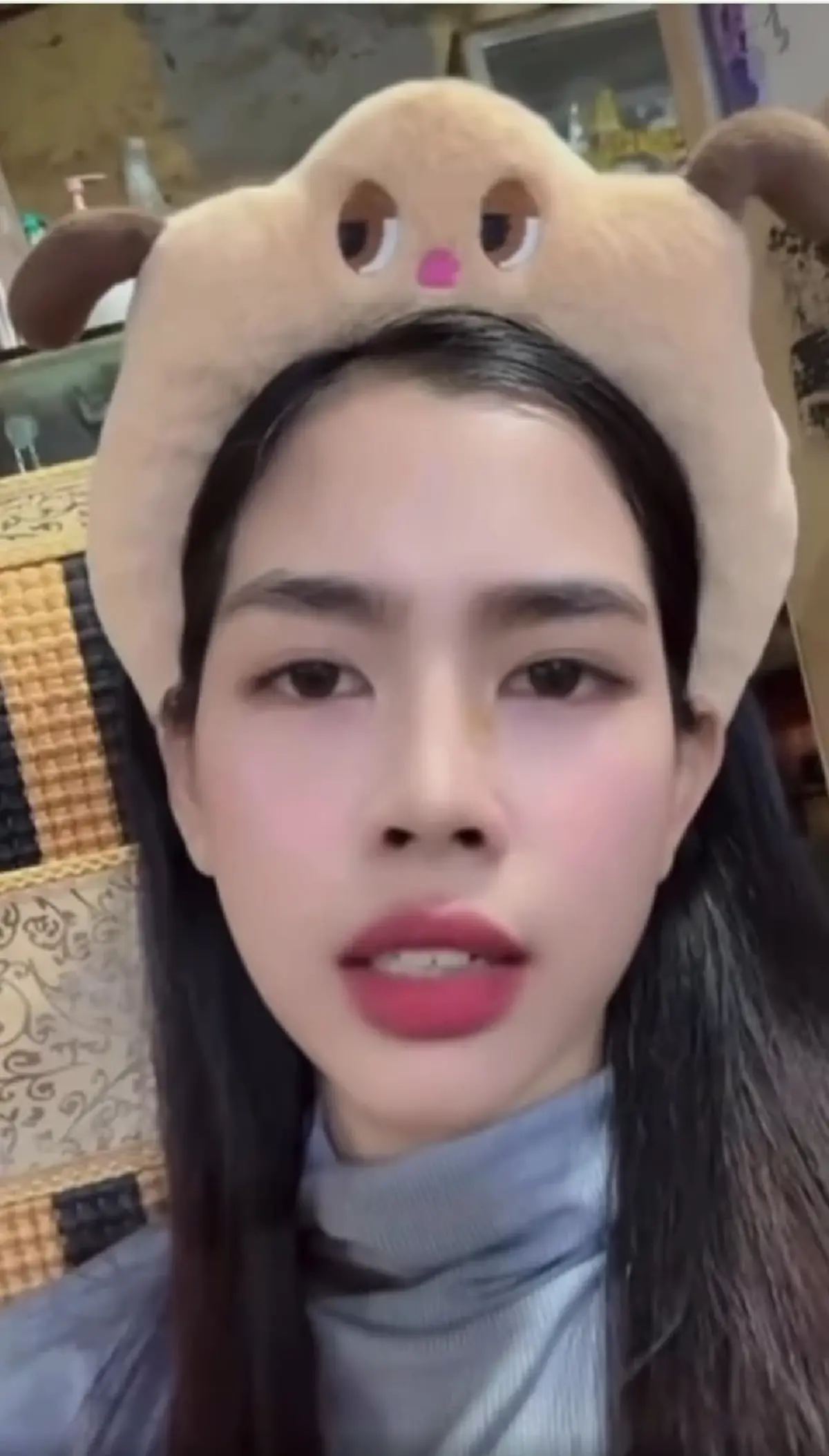 เปิดวาร์ปสาวแว่นเขมร ป่วนปราสาทตาเมือนธม ด่าฉ่ำพูดไทยชัดแจ๋ว