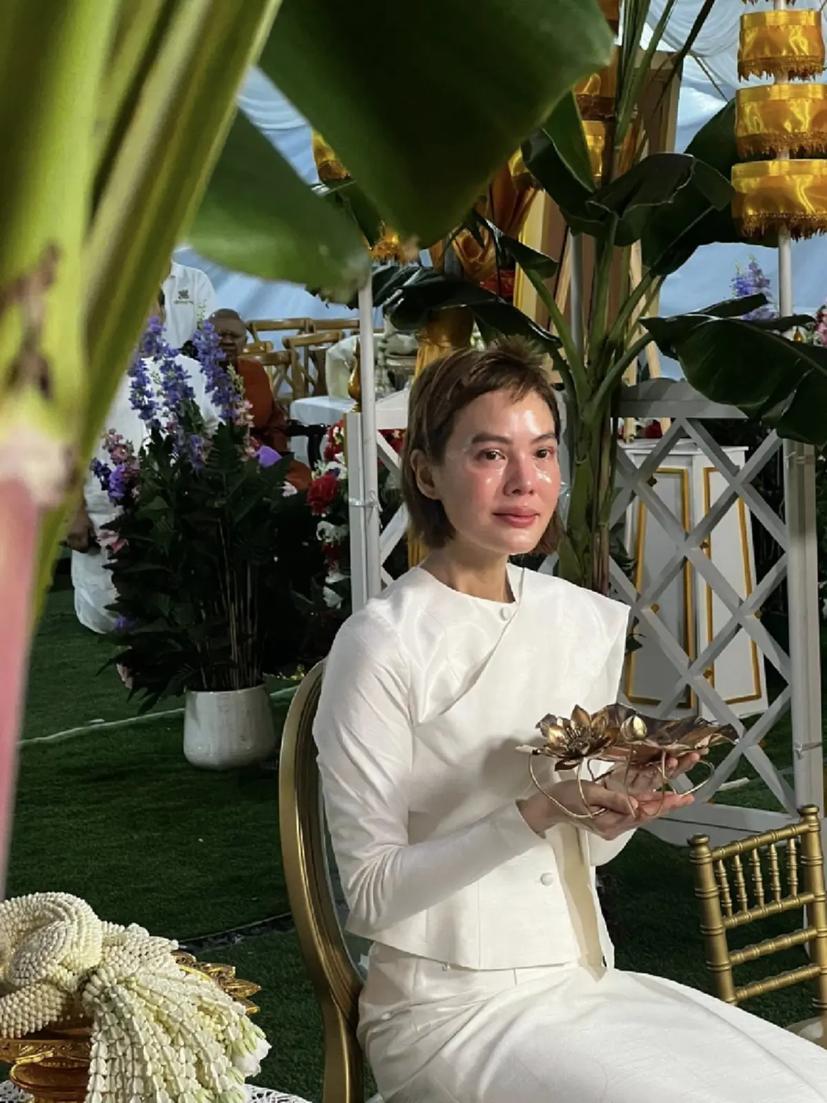 เปิดภาพ \"เจนี่ เทียนโพธิ์สุวรรณ\" ปลงผม นุ่งขาวห่มขาว บวชสามเณรี