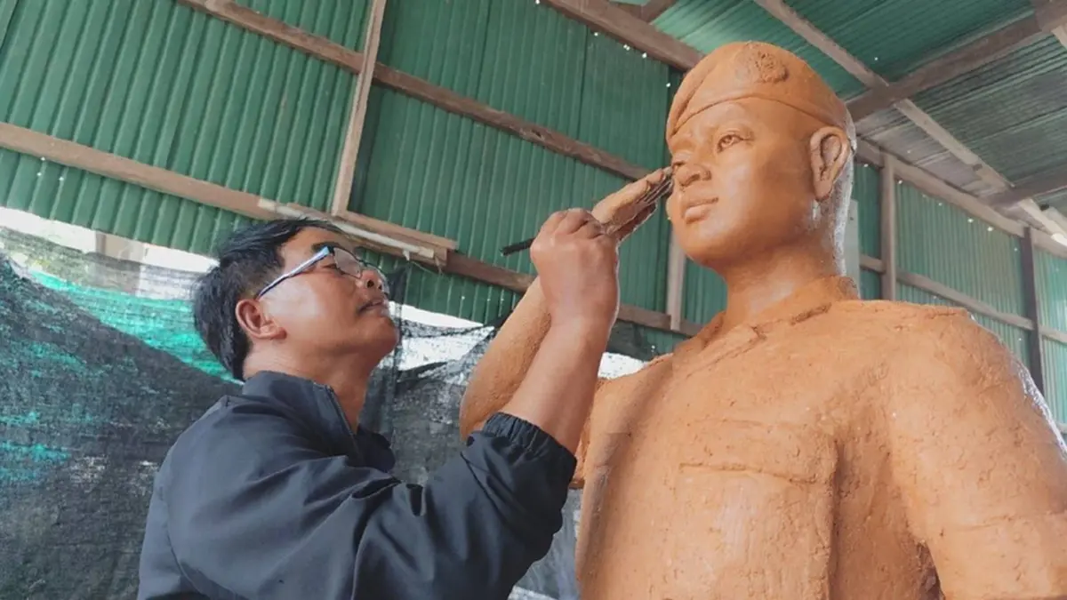 ช่างเทียนโคราชโชว์ฝีมือ แกะเทียน แม่ทัพภาค 2 ร่วมขบวนแห่พรรษา