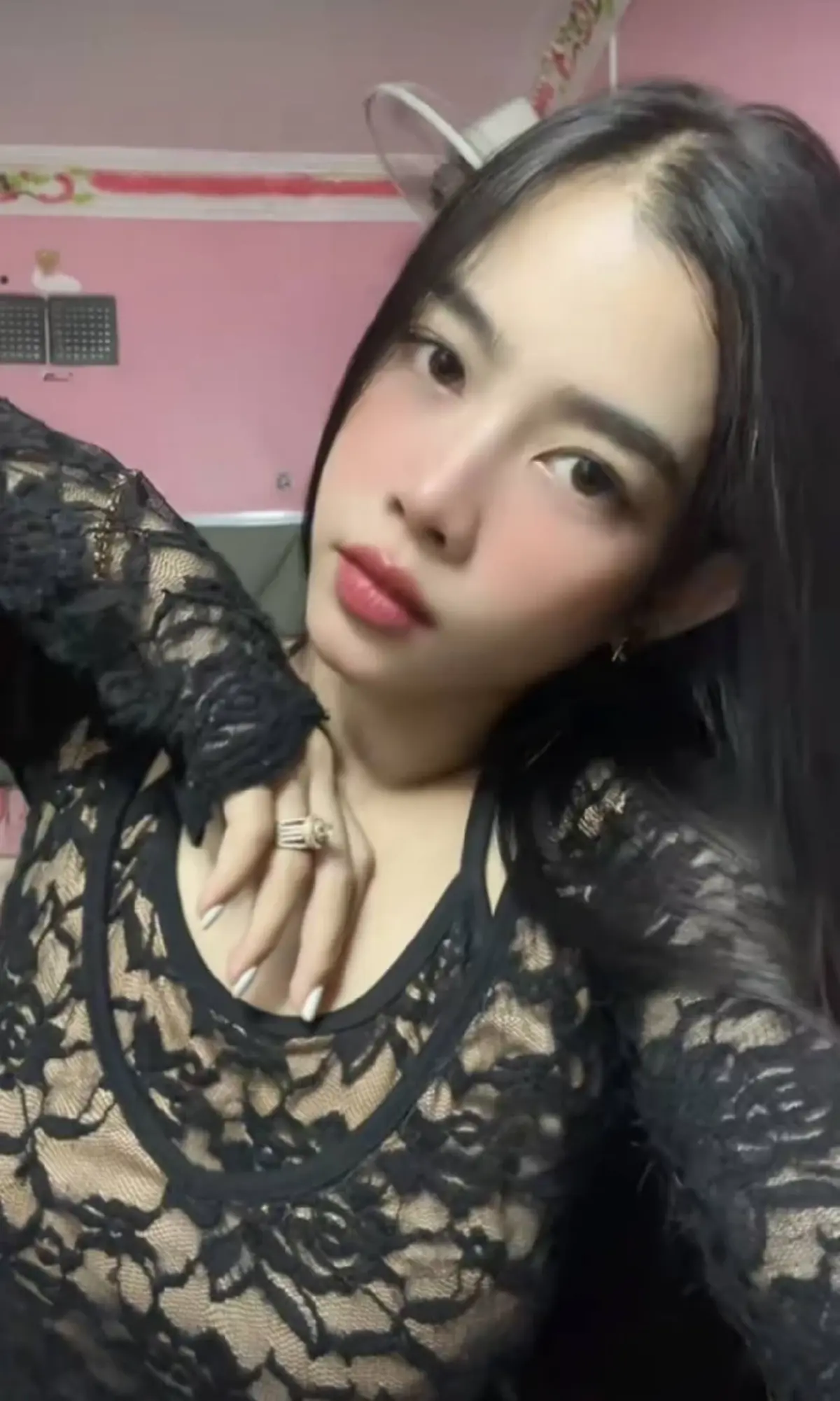 คลิปสุดท้าย สาวแว่นเสื้อชมพูชาวกัมพูชา หลังเปิดวาร์ปไม่ทันข้ามวัน