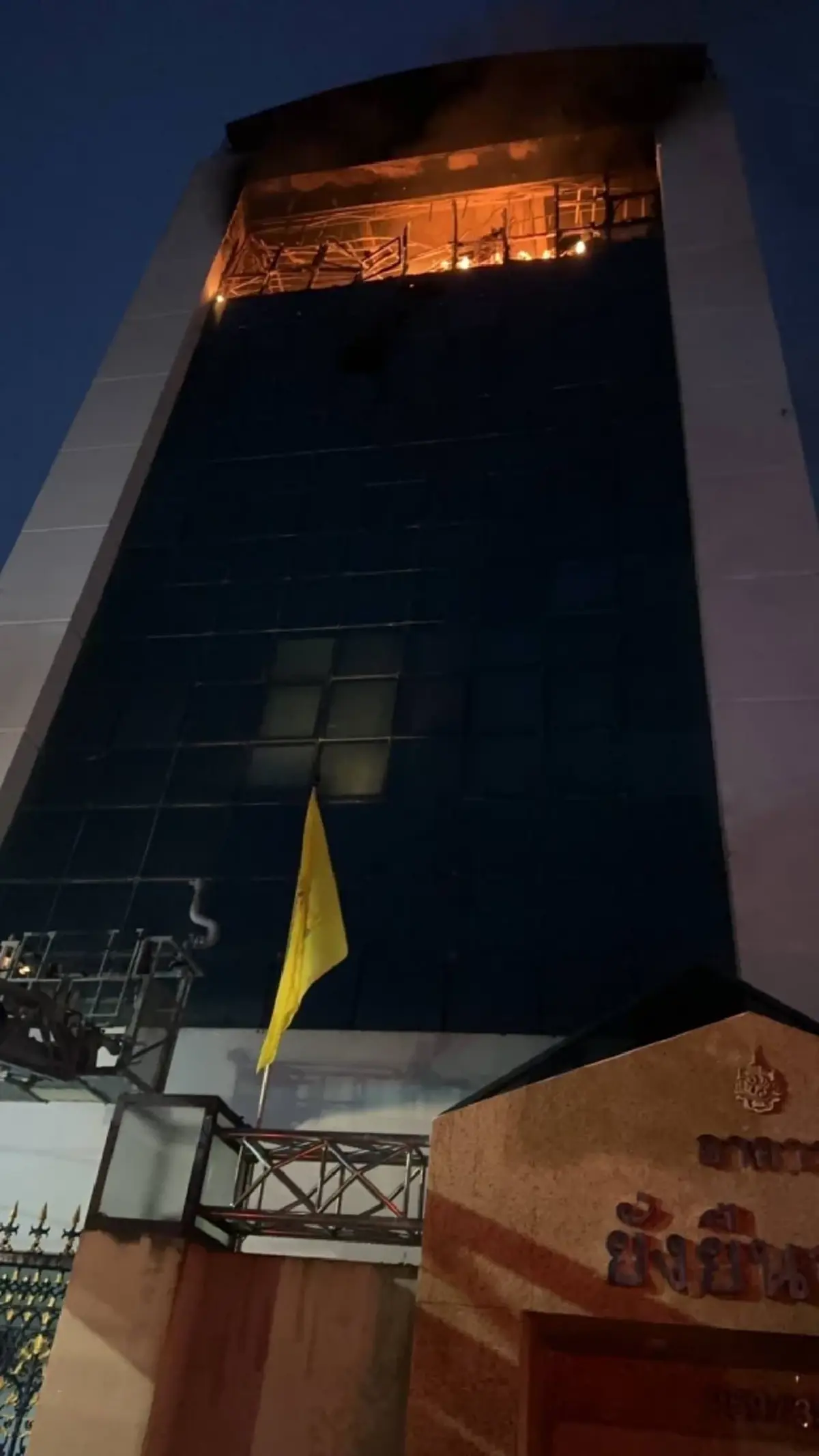 ระทึก ไฟไหม้อาคาร ย่านสุขุมวิท71 อพยพผู้พักอาศัยวุ่น