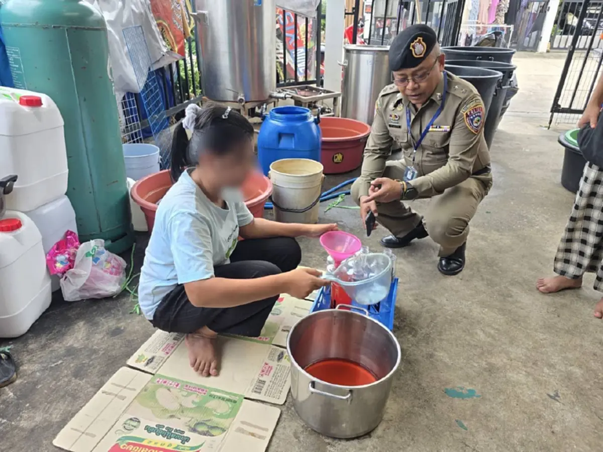 ทลายแหล่งผลิต ไซรัปผสมกระท่อม ไม่สนอนามัย กรอกมือทุกขวด 