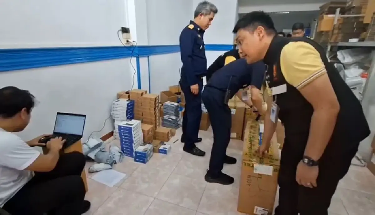 ทลายโกดังของเถื่อน ยึดวิทยุสื่อสาร-มือถือปลอม 50 ล้าน โยงทุนจีน