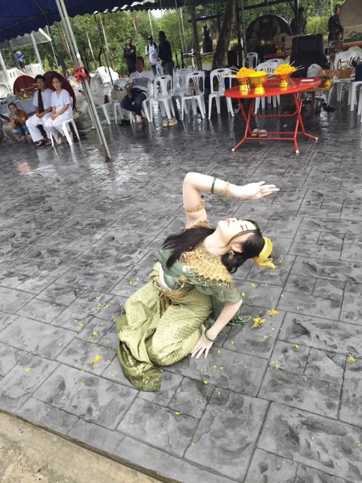 ลิลลี่ เหงียน รำถวายองค์ปู่พญานาค ฟาดหมอเขมร ขอไทยรบชนะ