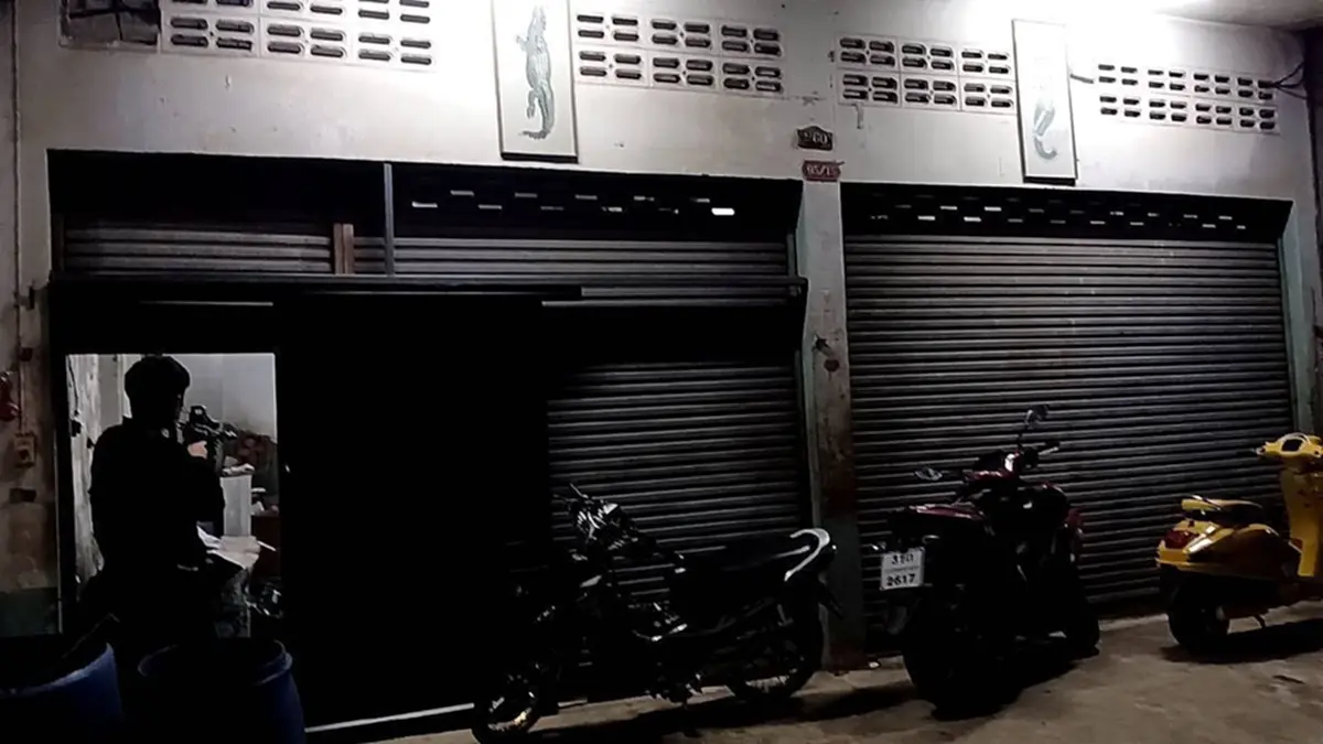 บุกจับบ่อนกำถั่ว ซุกโรงกลึงกลางกรุง ซิว 12 นักพนัน เจ้ามือชิ่งทัน 