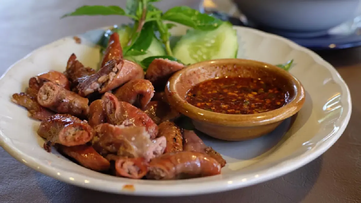 เตือนสายกิน! ไส้หมูคอเลสเตอรอลพุ่ง กินบ่อยๆ เสี่ยงโรคร้ายไม่รู้ตัว