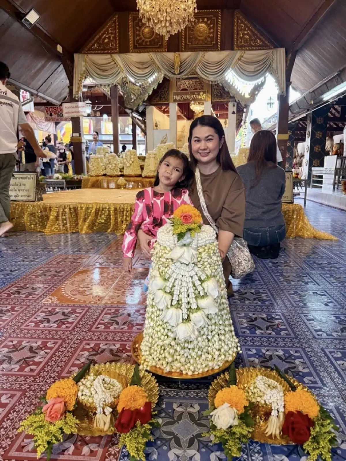 จูน เพ็ญชุลี ทำบุญวัดพระธาตุดอยคำ เล่าเรื่องขนลุก โชว์ใบเซียมซี