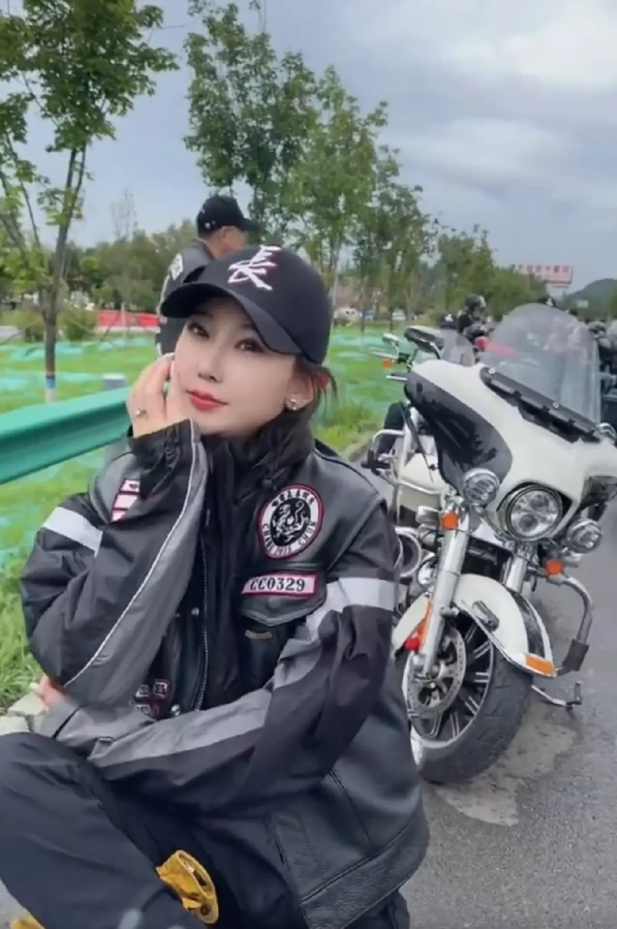อาลัย เน็ตไอดอลสาวสายซิ่ง ขี่ฮาร์เลย์ชนแผงกั้นกลางถนนดับ