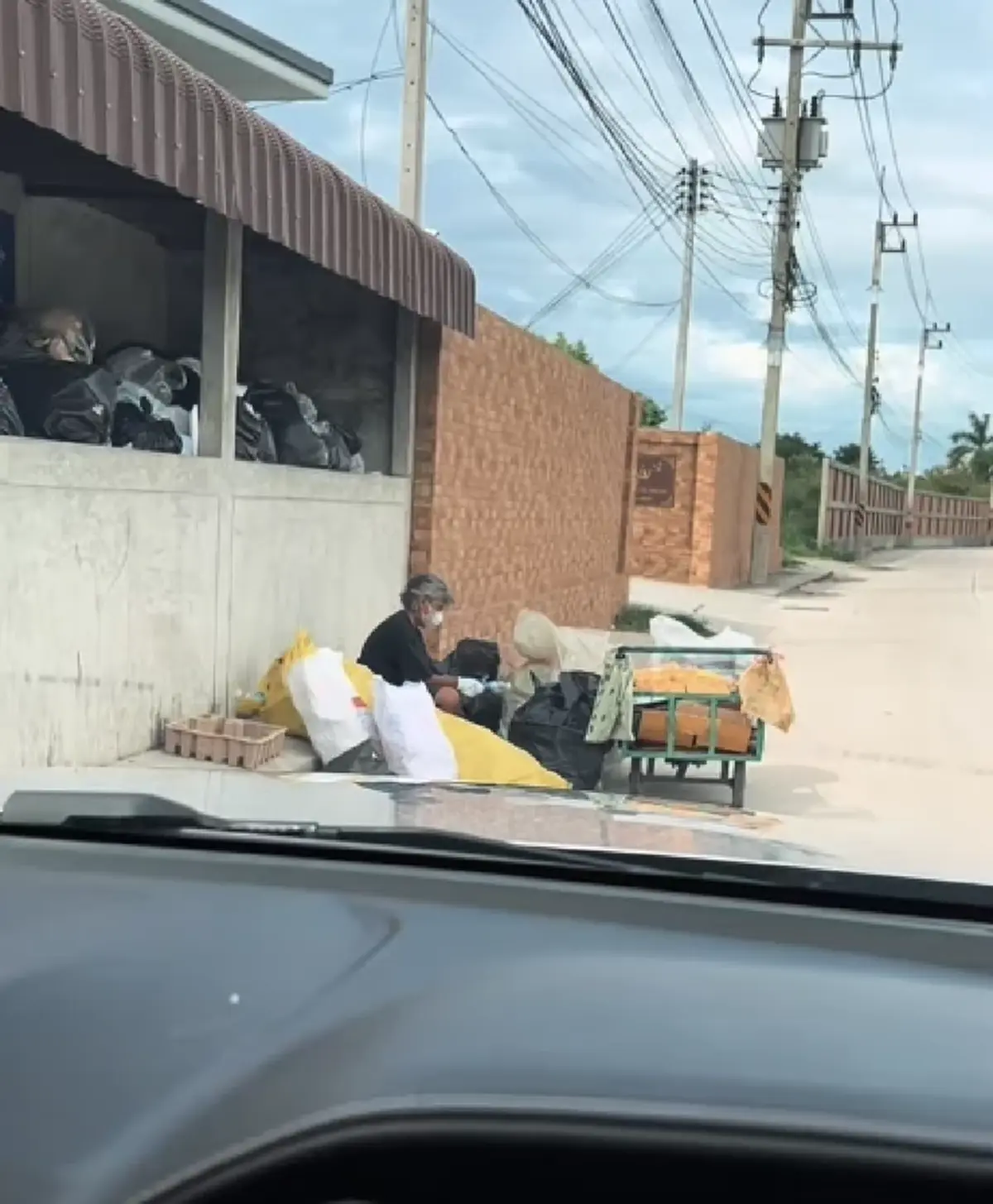 สาวใจดีให้ขวดคนแก่ สุดท้ายรู้ทีหลัง อย่าตัดสินคนจากภาพลักษณ์