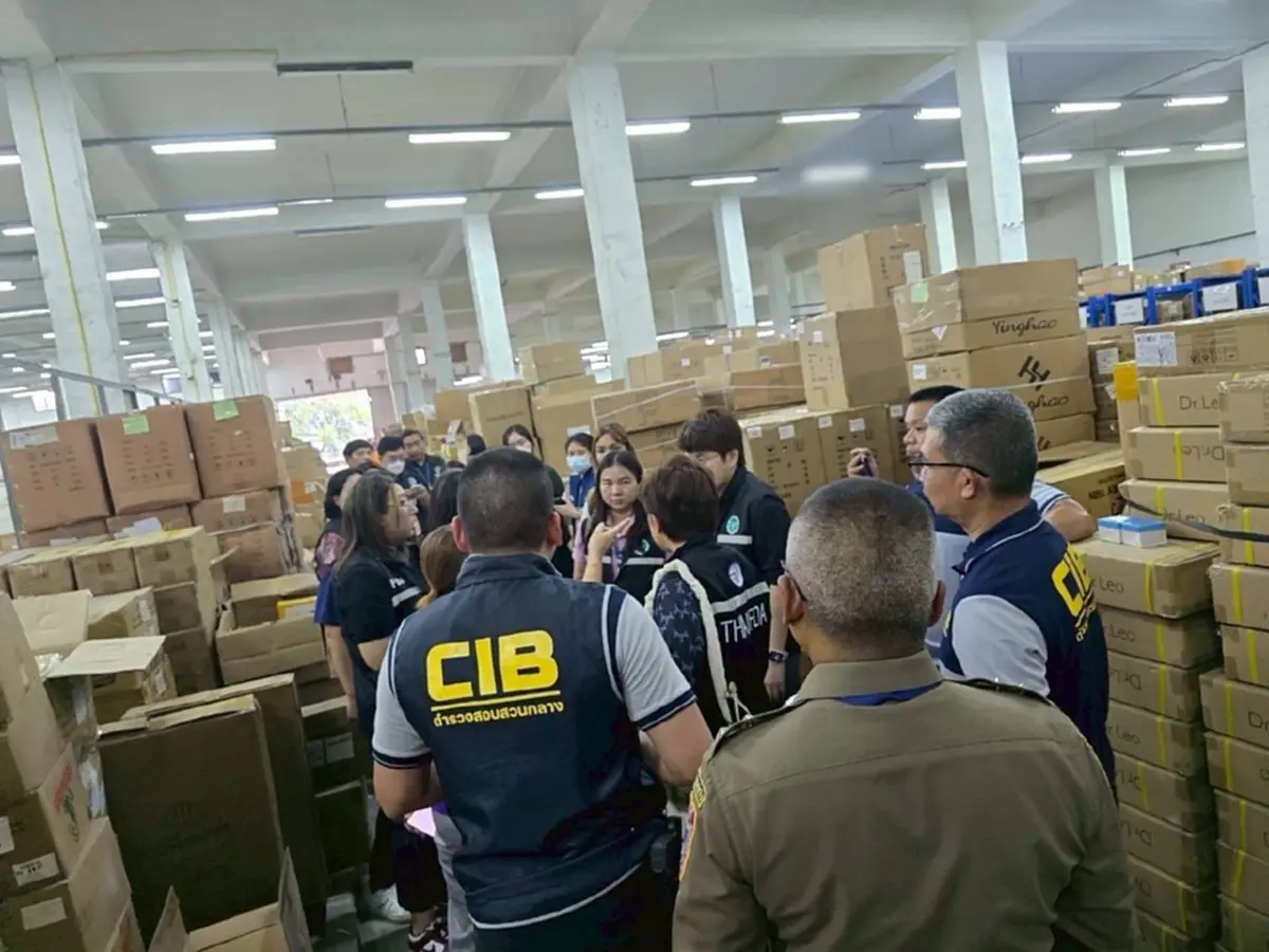 ทลายโกดังเครื่องสำอางเถื่อน ซุกวัตถุอันตราย ยึดของกลาง 20 ล้าน