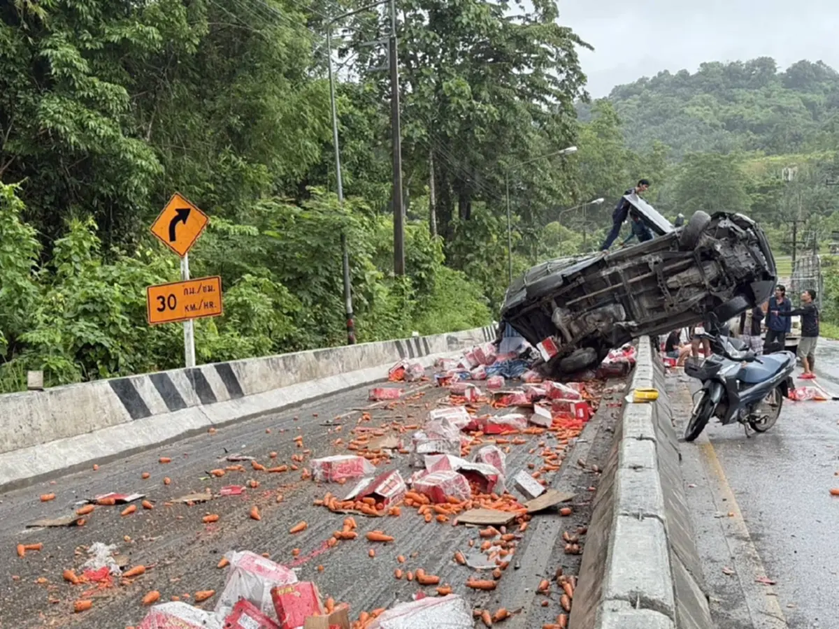 ชนสนั่น 5 คัน สิบล้อเบรกแตกเนินมรณะ ดับสลด3 เจ็บเพียบ14 ราย