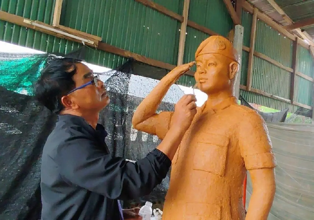 ช่างเทียนโคราชโชว์ฝีมือ แกะเทียน แม่ทัพภาค 2 ร่วมขบวนแห่พรรษา