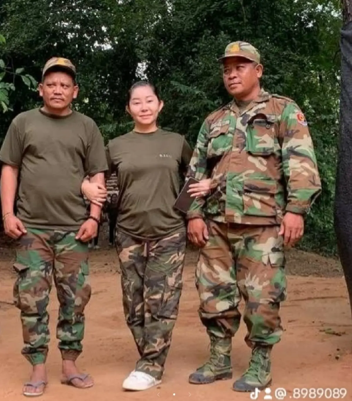 เปิดวาร์ป หญิงกัมพูชา ด่าทหารไทยที่ตาเมือนธม ที่แท้ไม่ธรรมดา