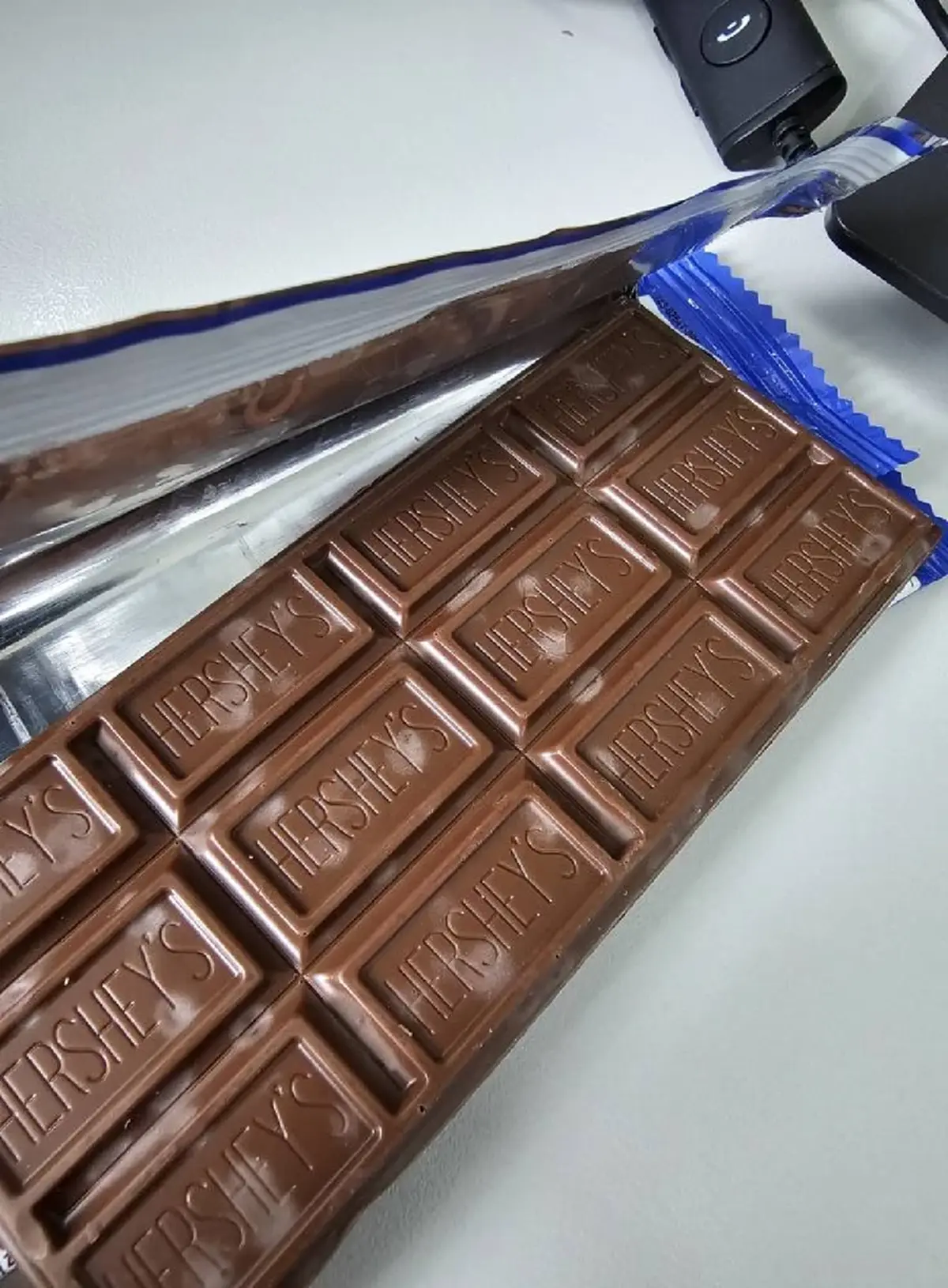 รู้แล้ว จุดขาวๆ บนแท่งช็อกโกแลตคืออะไร - ยังกินได้มั้ย