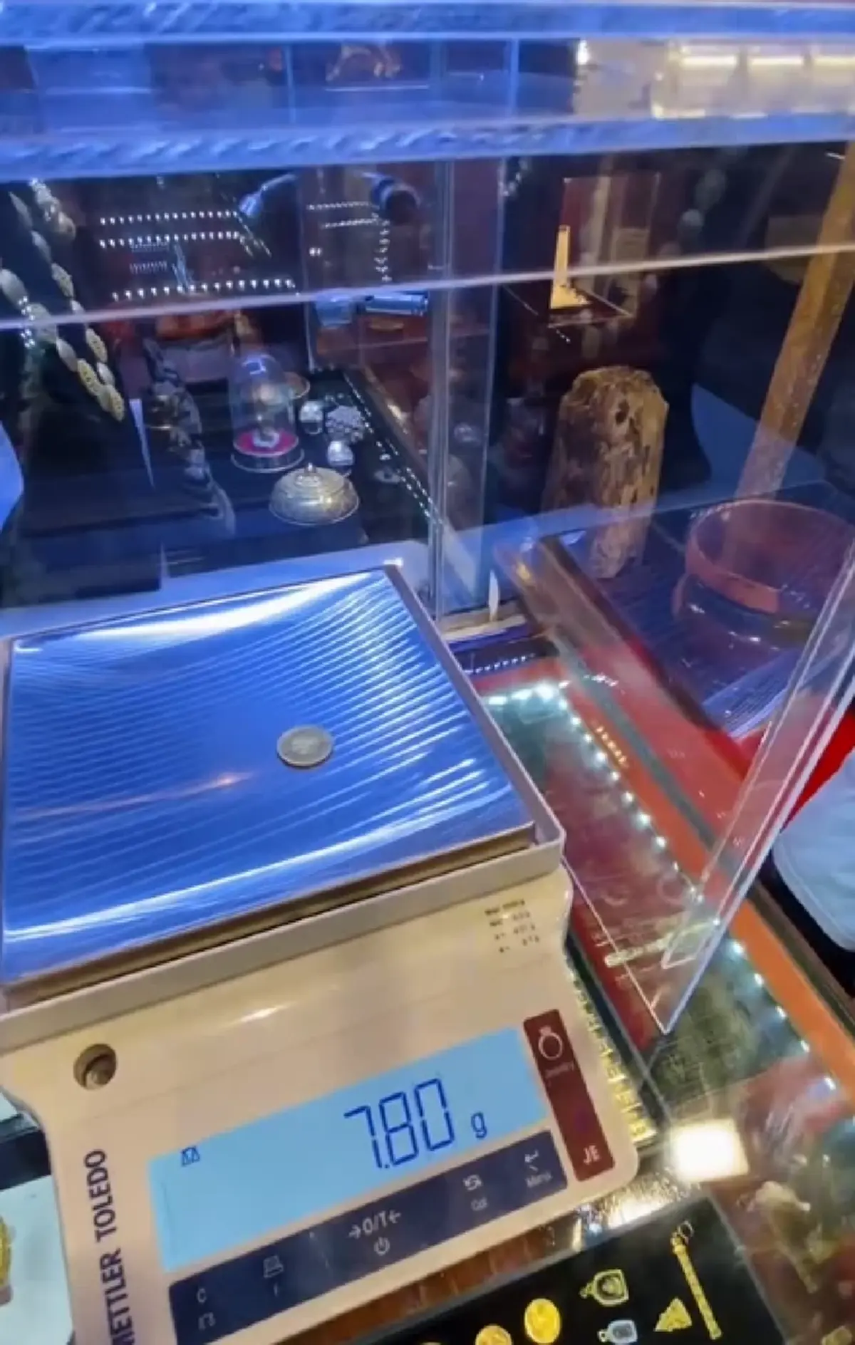 หนุ่มเอะใจ นำเหรียญทองมรดกไปขาย ได้เหรียญละ 5,000 บาท  ก่อนไปอีกร้านถึงกับตกใจราคา