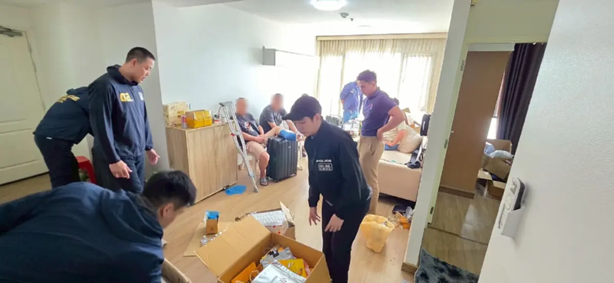 บุกจับชายจีนเปิดคอนโดหรู ผลิตพอตเคผสมสารเสพติด ยึดของกลาง3ล้าน